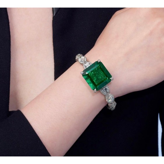 Head-turning bracelet contains six GIA-graded diamonds