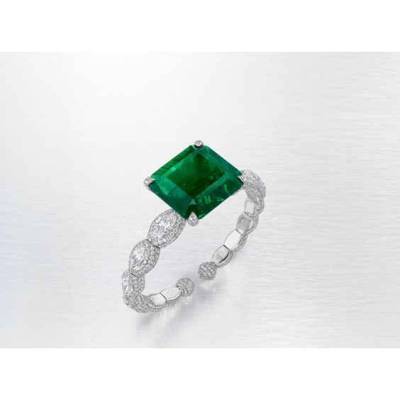 Head-turning bracelet contains six GIA-graded diamonds